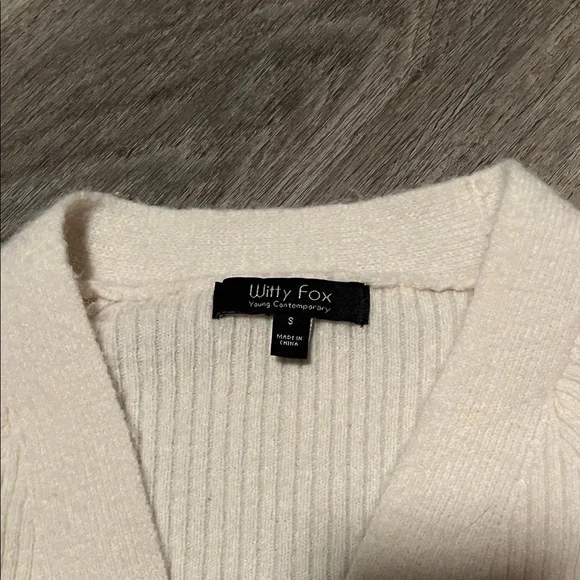 Elegant Cream Cardigan with Heart Buttons - Picture 2 of 8